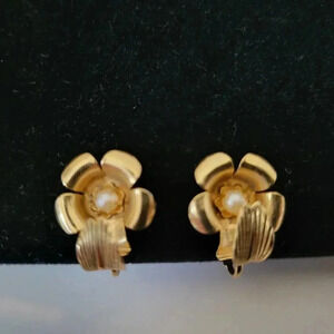 Vintage Estate Clip On Earrings Flowers Faux Pearl Gold Tone